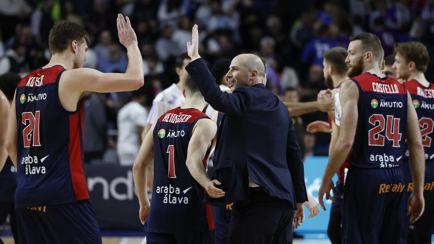 Peñarroya celebra con sus jugadores la victoria lograda por el Baskonia ante el Real Madrid en el Wizink Center