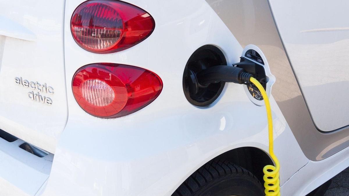 Imagen de recurso de un coche eléctrico siendo recargado.