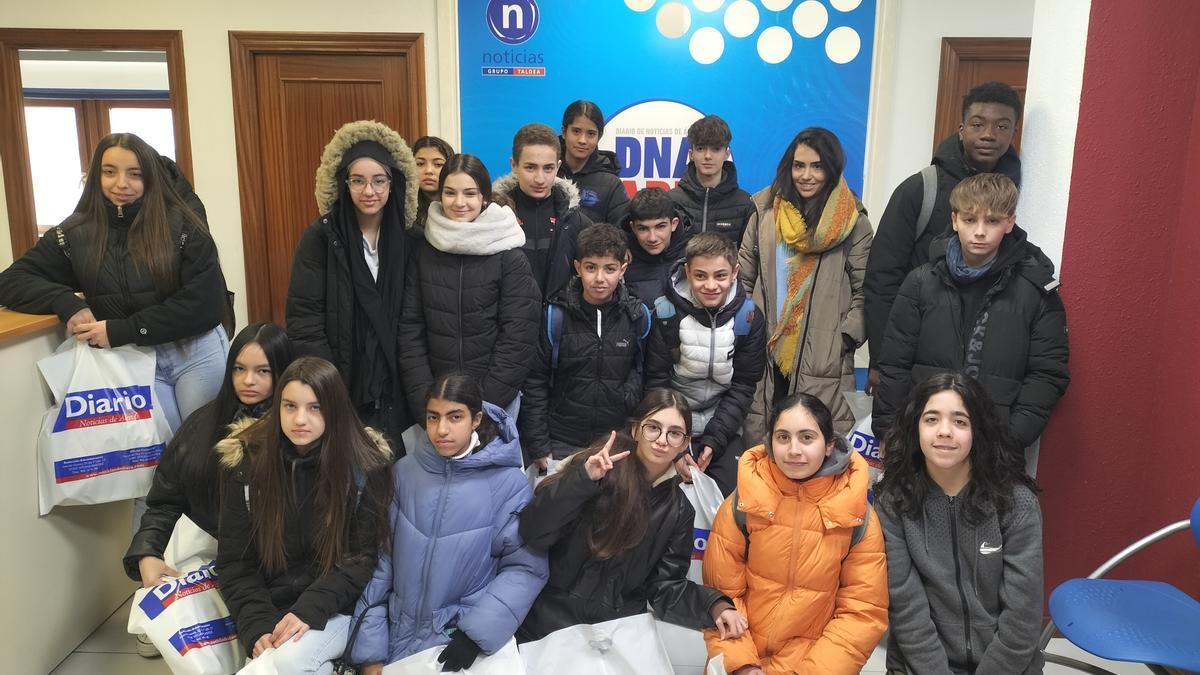 EN IMÁGENES: Los alumnos de 2ºH de Zabalgana han visitado la redacción de DNA