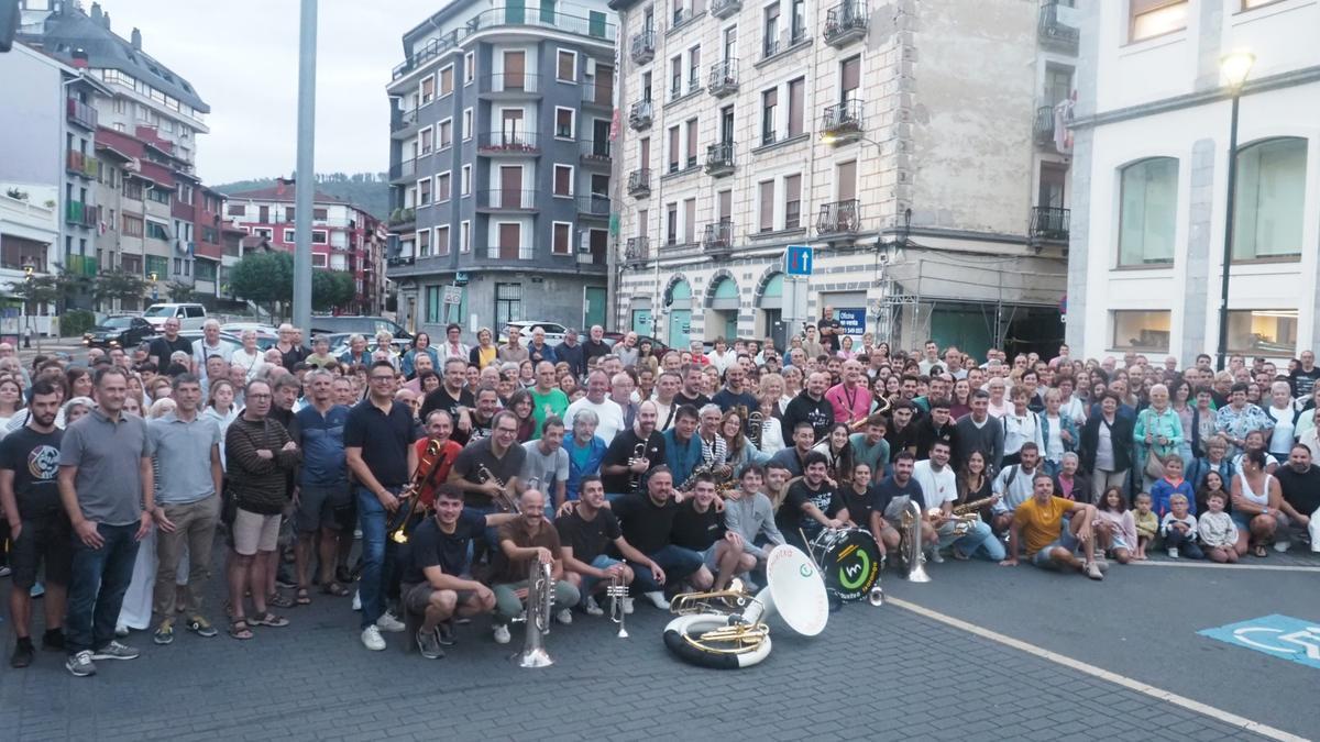Una foto de grupo cerró la marcha, antes de dar cuenta del desayuno solidario en el pórtico de Aita Agirre.