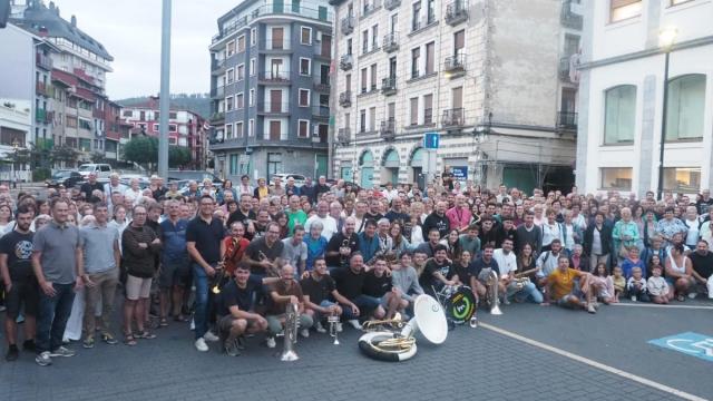 Una foto de grupo cerró la marcha, antes de dar cuenta del desayuno solidario en el pórtico de Aita Agirre.