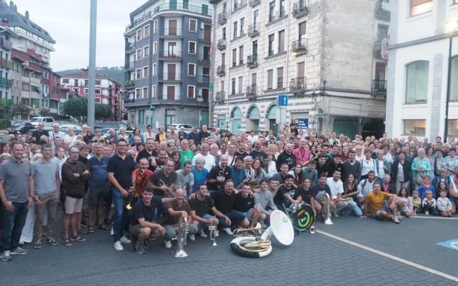 Una foto de grupo cerró la marcha, antes de dar cuenta del desayuno solidario en el pórtico de Aita Agirre.