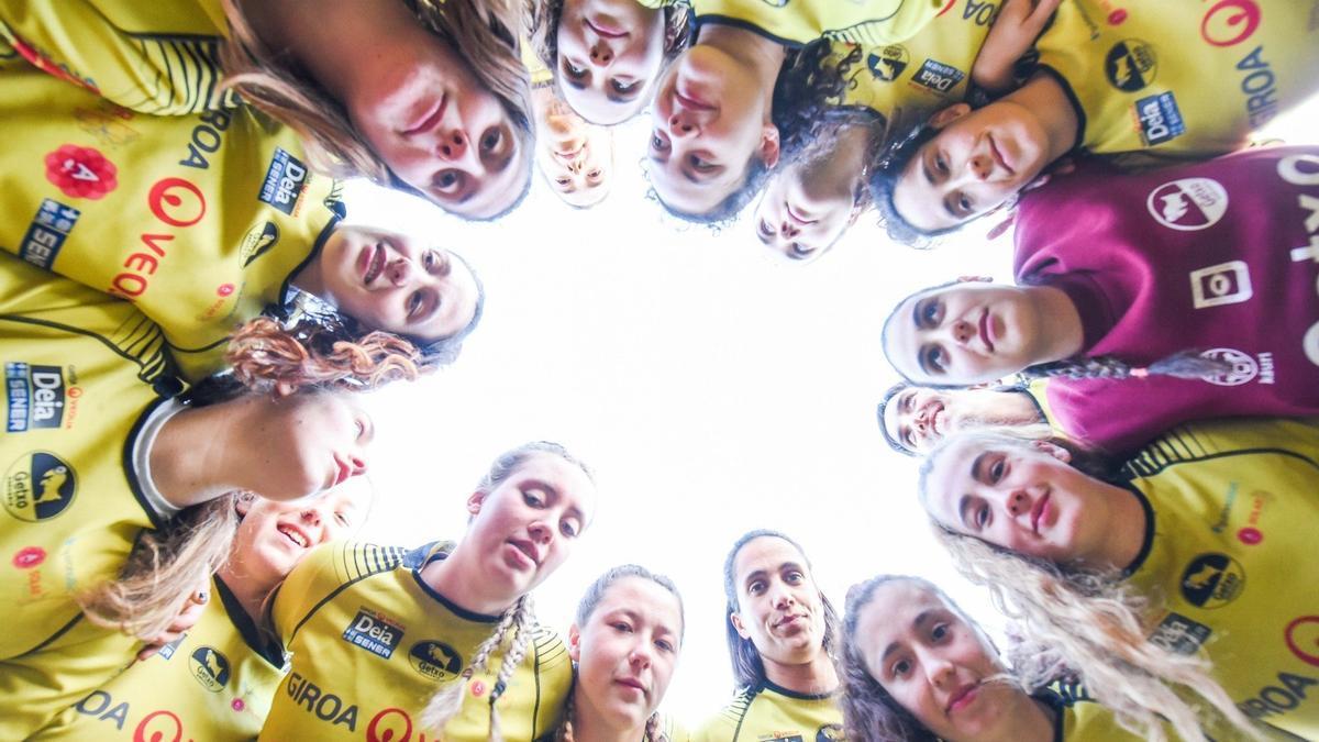 Las jugadoras del Getxo Rugby hacen piña antes del entrenamiento de este miércoles.