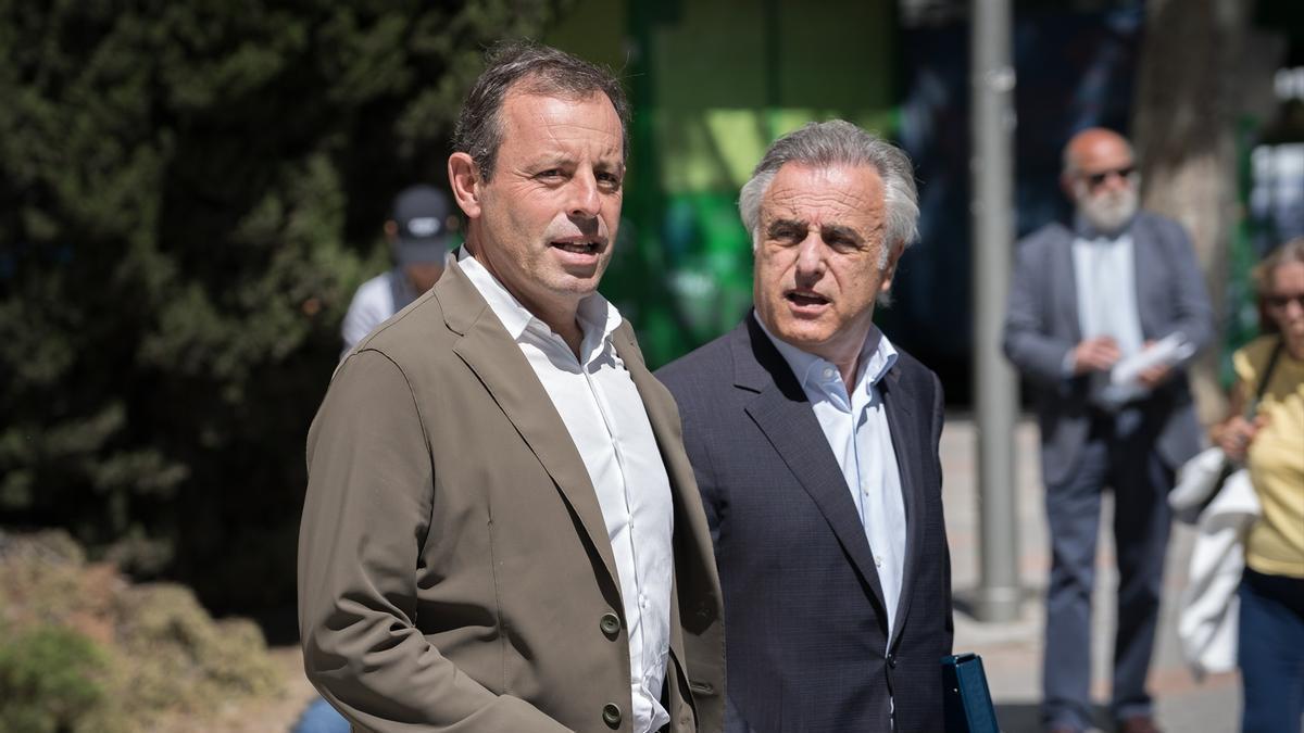 El expresidente del FC Barcelona Sandro Rosell (i) y su abogado, Pau Molins (d)