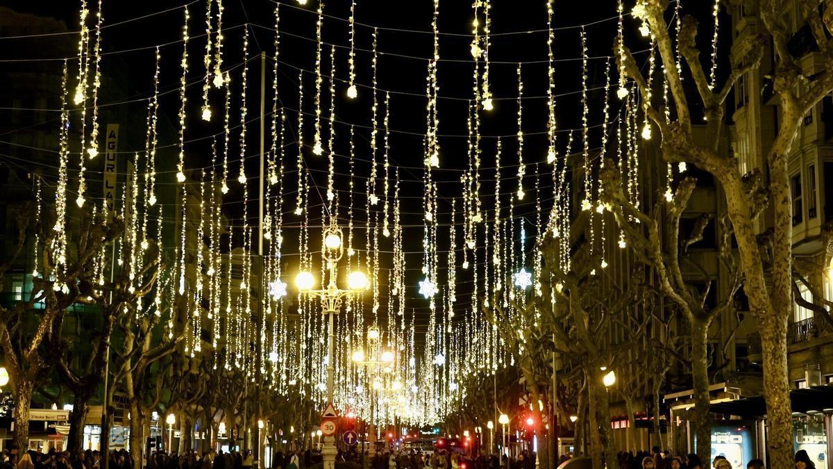 Alumbrado navideño en una foto de archivo
