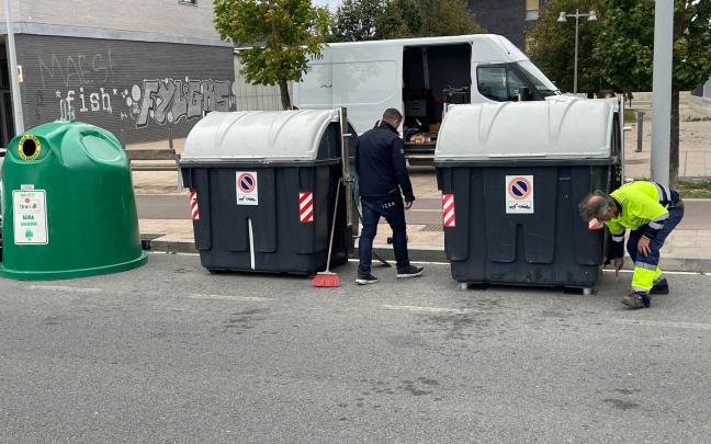 Contenedores de Gasteiz en los que se ha instalado el nuevo sistema contra vuelcos. Fotos: Ayuntamiento de Gasteiz