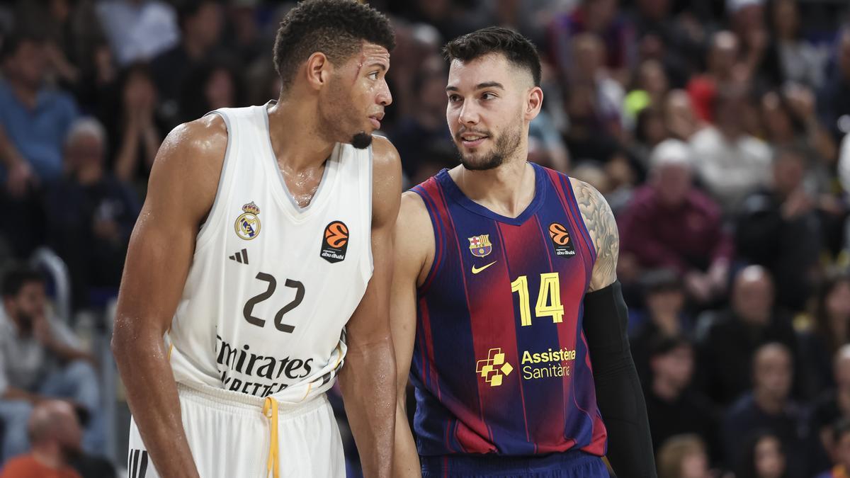Edy Tavares y Willy Hernangomez charlan durante el último partido entre el Barcelona y el Real Madrid.