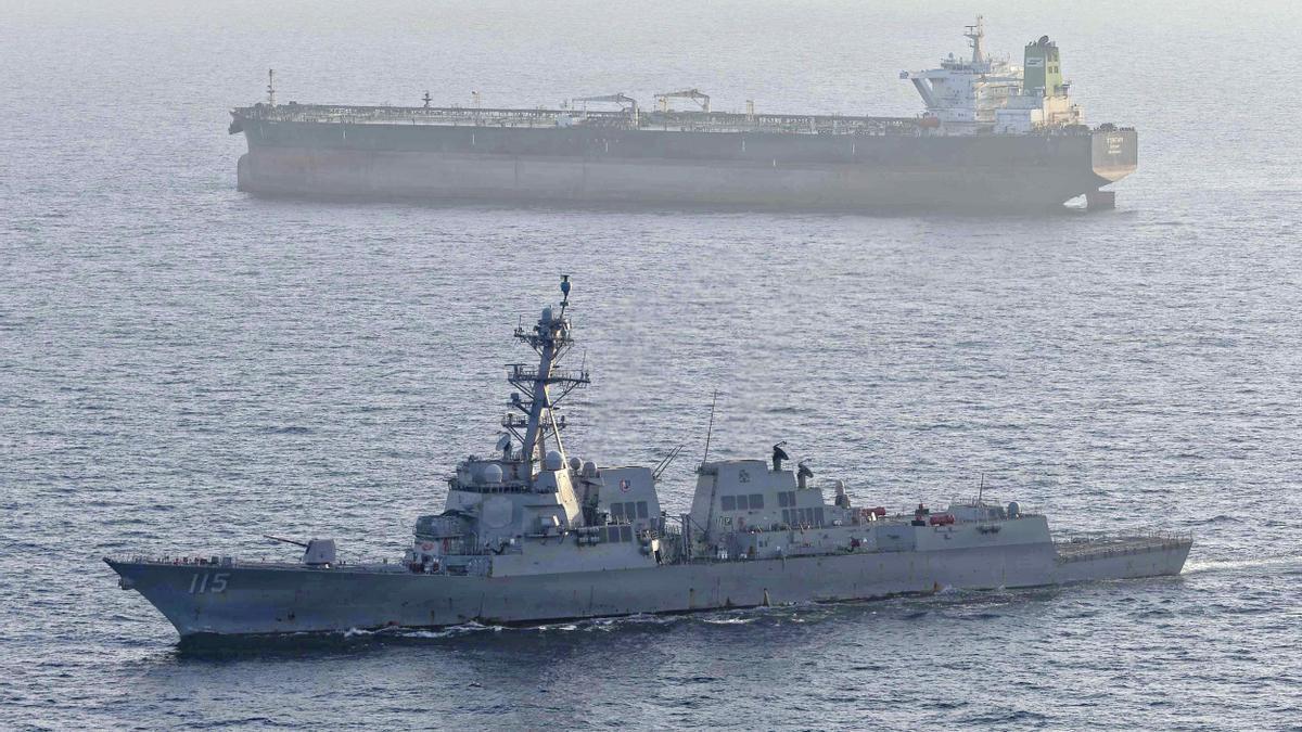 El destructor lanzamisiles de la Armada de los EE.UU., el USS Rafael Peralta, intercepta al petrolero de bandera iraní, M/V Stream, en el mar Arábigo.