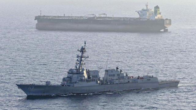 El destructor lanzamisiles de la Armada de los EE.UU., el USS Rafael Peralta, intercepta al petrolero de bandera iraní, M/V Stream, en el mar Arábigo.