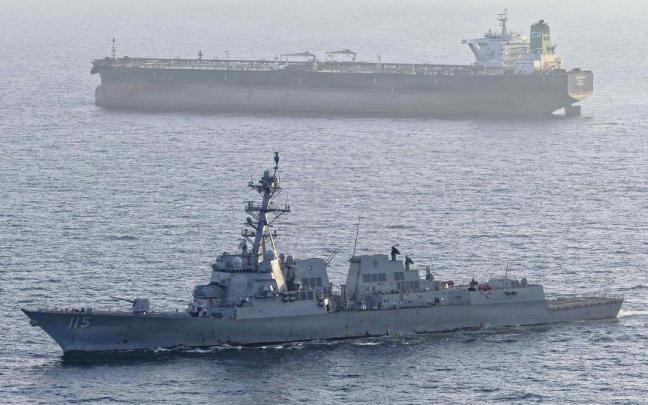 El destructor lanzamisiles de la Armada de los EE.UU., el USS Rafael Peralta, intercepta al petrolero de bandera iraní, M/V Stream, en el mar Arábigo.