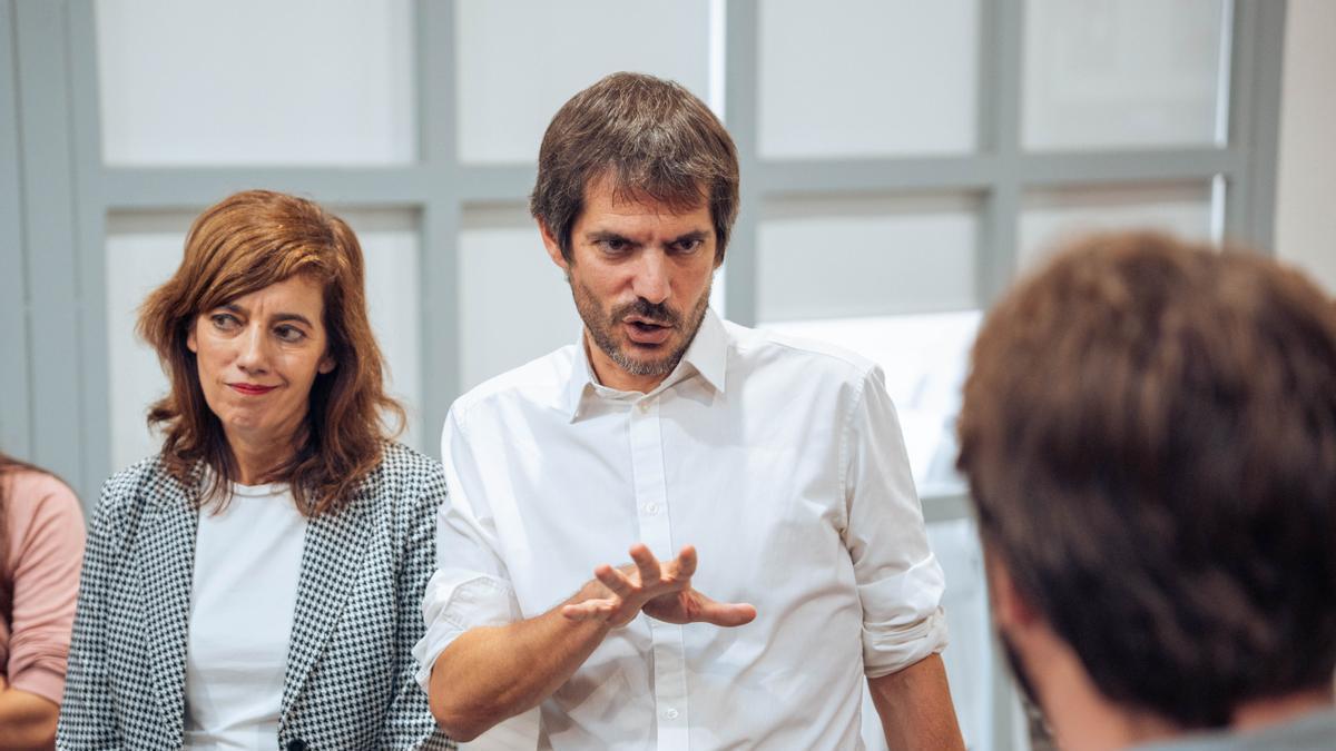 La portavoz de Sumar en el Congreso, Marta Lois, junto al portavoz del partido, Ernest Urtasun.