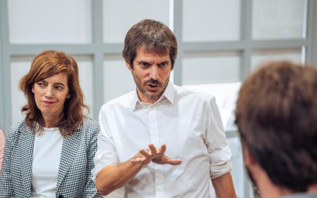 La portavoz de Sumar en el Congreso, Marta Lois, junto al portavoz del partido, Ernest Urtasun.