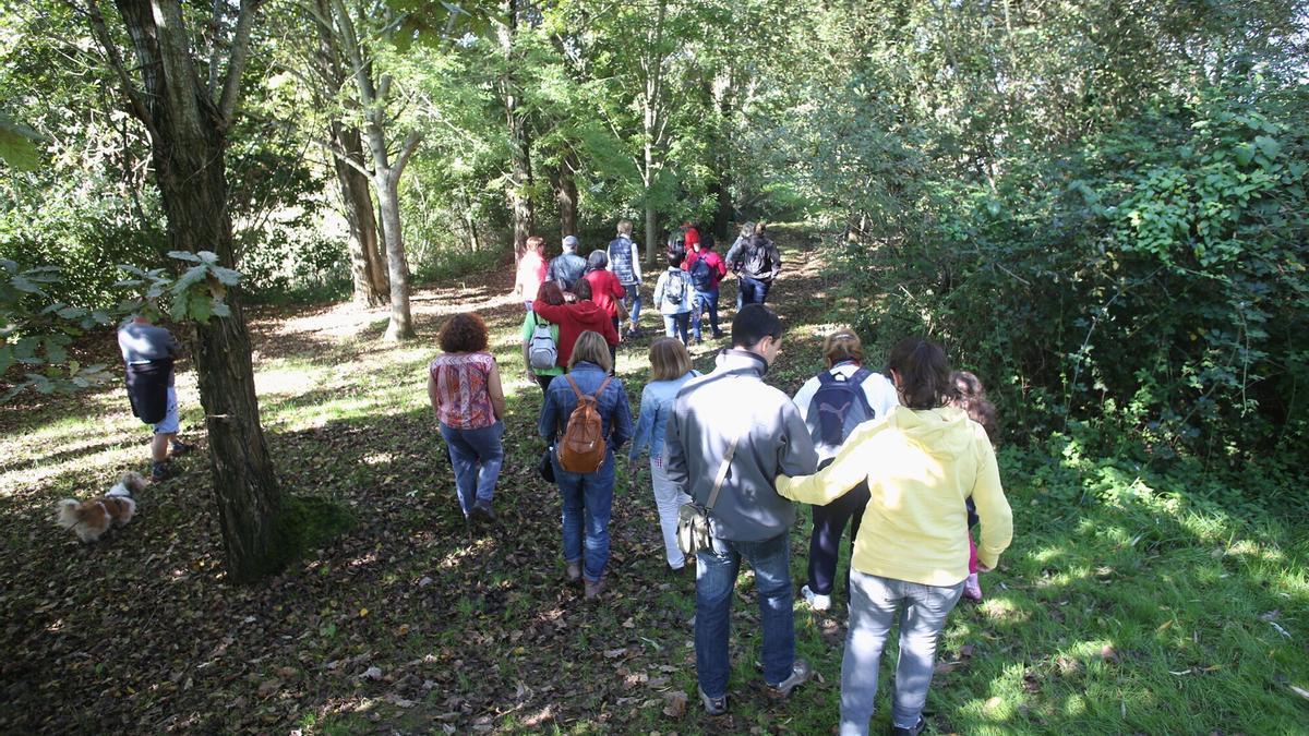 Gente visitando el humedal de Bolue.