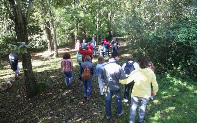 Gente visitando el humedal de Bolue.