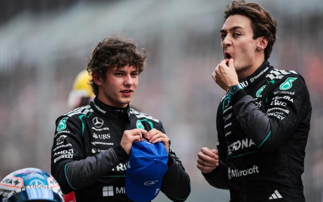 Kimi Antonelli y George Russell, pilotos de Mercedes que ocupan el primer y el segundo puesto, respectivamente, en el Campeonato de Fórmula 1.