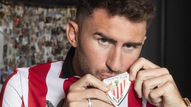 Aymeric Laporte besa el escudo del Athletic