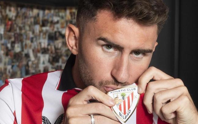 Aymeric Laporte besa el escudo del Athletic