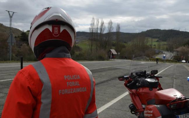 Un agente de Tráfico de la Policía Foral.