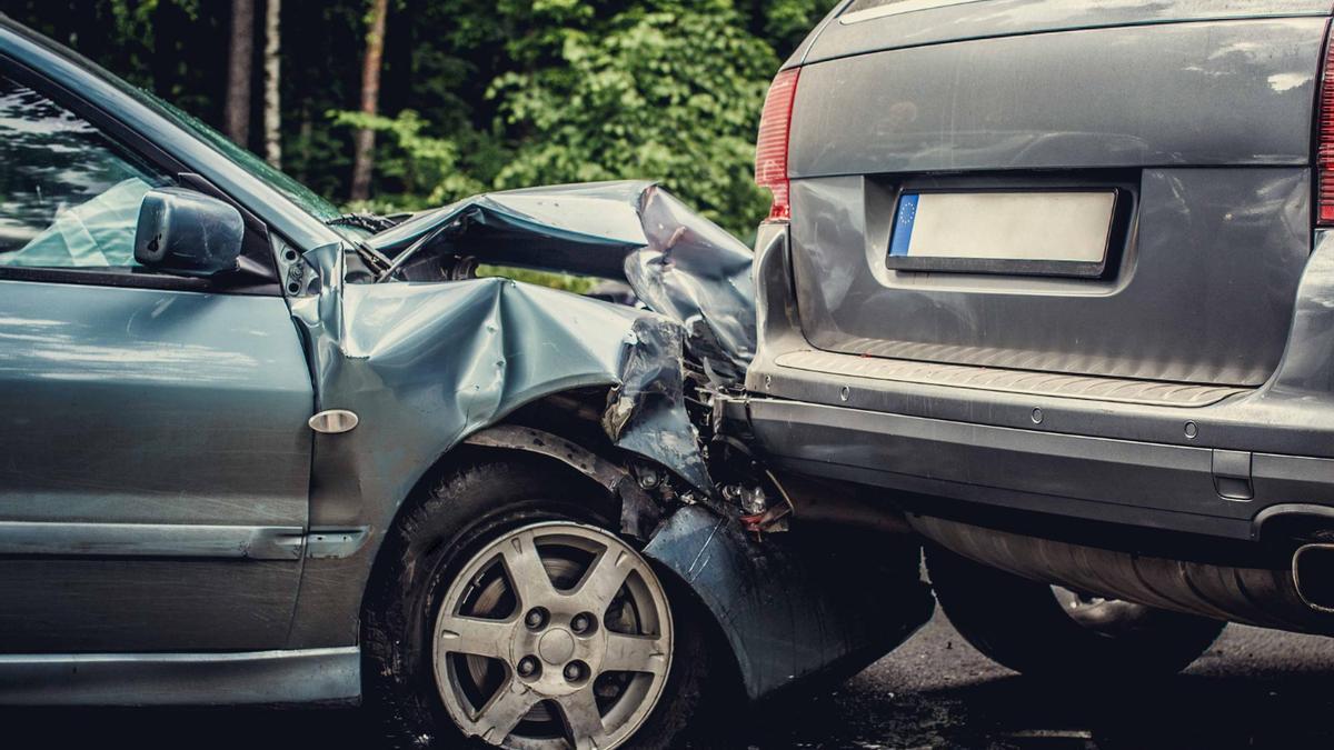 Un accidente entre dos coches.