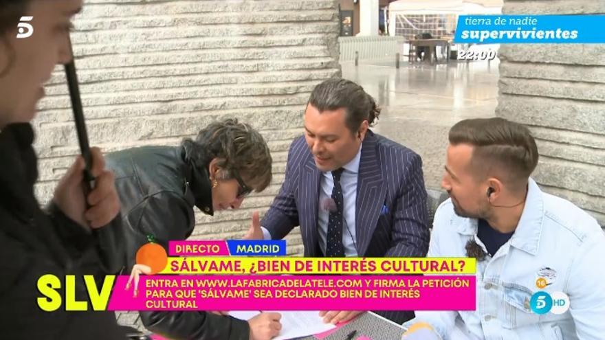 El abogado Jorge Albertini y Rafa Mora, recogiendo firmas en Madrid.