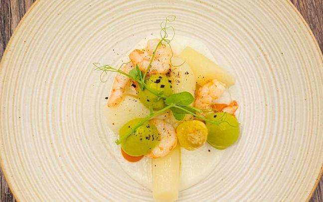 Espárragos con guacamole y gambas.