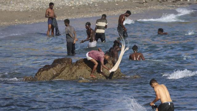 En imágenes: Vivas cree que quedan 6.000 migrantes ilegales en Ceuta y denuncia la "carencia de medios" en las cifras