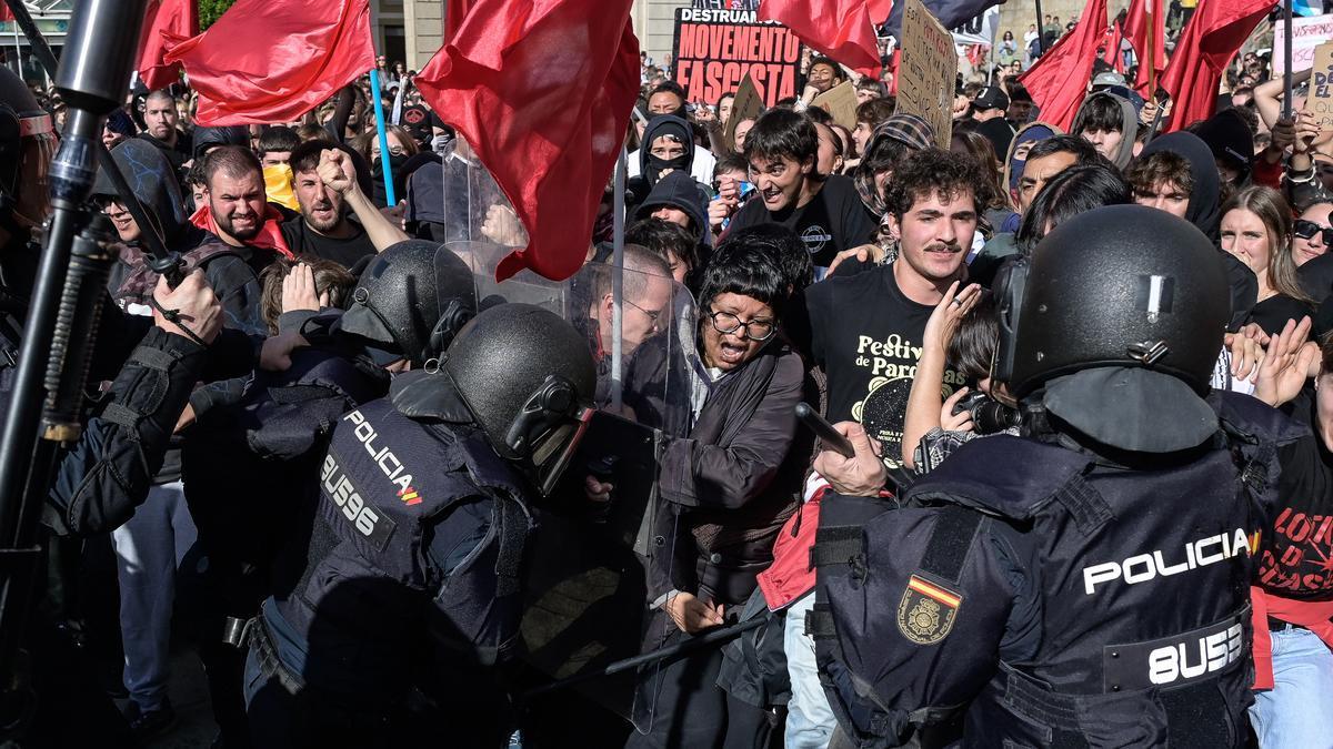 En imágenes: Disturbios y cargas policiales en A Coruña contra los manifestantes que protestaban ante un acto de Abascal