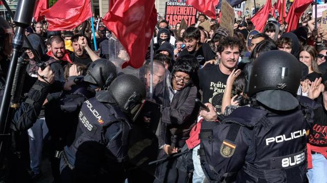 En imágenes: Disturbios y cargas policiales en A Coruña contra los manifestantes que protestaban ante un acto de Abascal