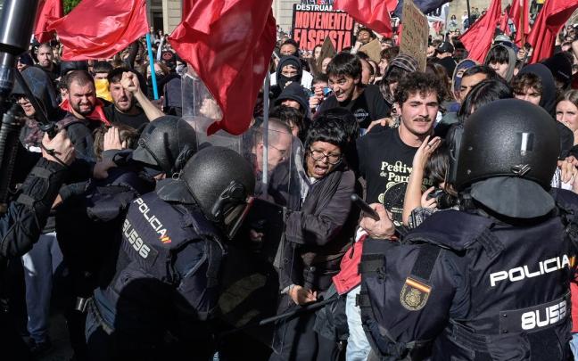 En imágenes: Disturbios y cargas policiales en A Coruña contra los manifestantes que protestaban ante un acto de Abascal