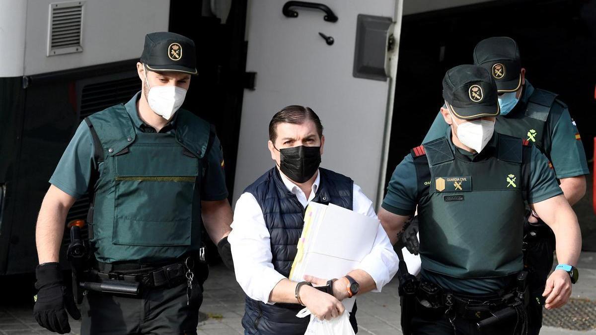 La Guardia Civil traslada a César Román, conocido como Rey del Cachopo, durante su juicio en 2021.