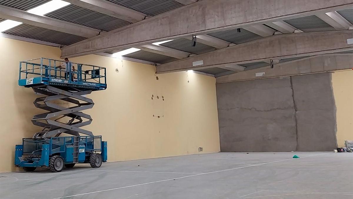 Trabajos en el frontón de la Herri Eskola de Zaragueta en Orio.