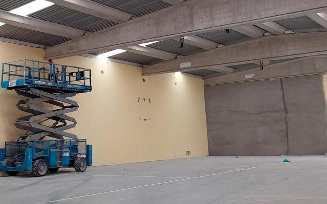 Trabajos en el frontón de la Herri Eskola de Zaragueta en Orio.