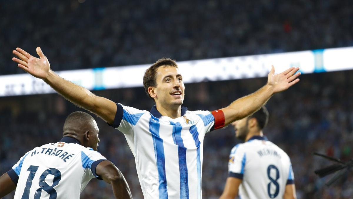 Mikel Oyarzabal celebra su gol durante el partido de LaLiga que Real Sociedad y Athletic Club disputaron en Anoeta en la última temporada. / EFE/JUAN HERRERO