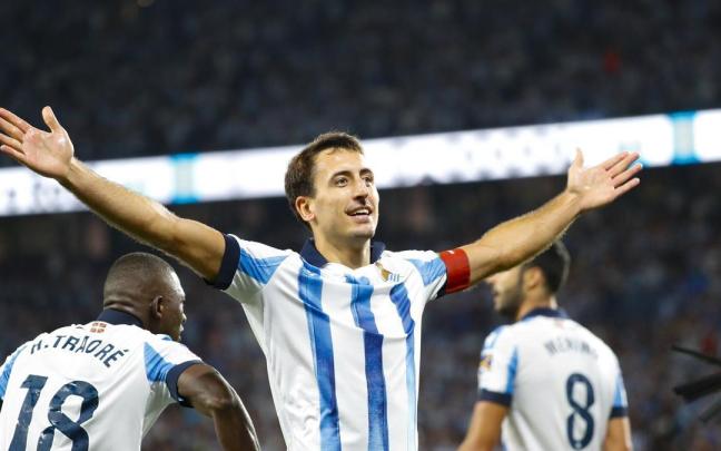 Mikel Oyarzabal celebra su gol durante el partido de LaLiga que Real Sociedad y Athletic Club disputaron en Anoeta en la última temporada. / EFE/JUAN HERRERO