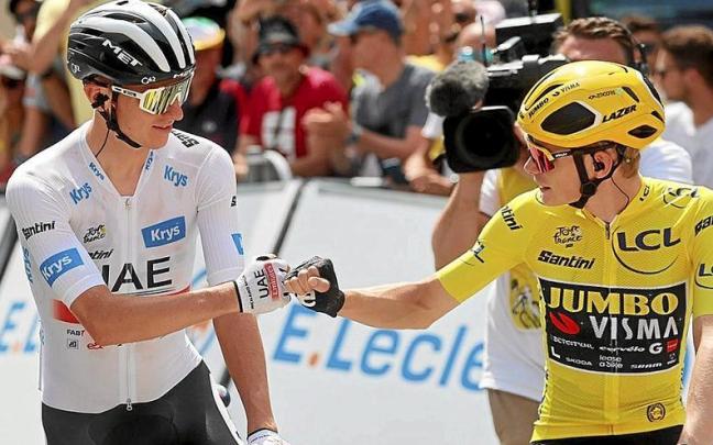 Pogacar y Vingegaard se saludan antes de emprender la marcha hacia Limoges.