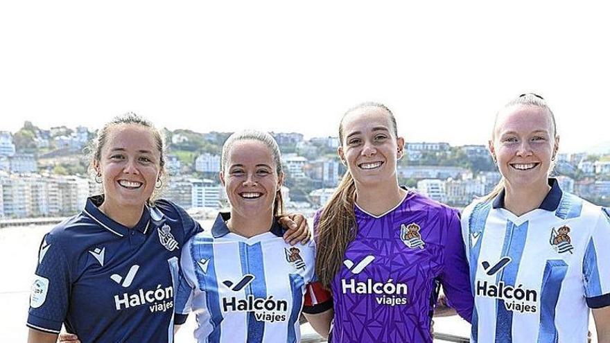 Amaiur Sarriegi, Nerea Eizagirre, Elene Lete y Sanni Franssi posan en la terraza del hotel Lasala Plaza de Donostia.