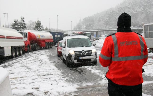 Tráfico en una jornada nevada
