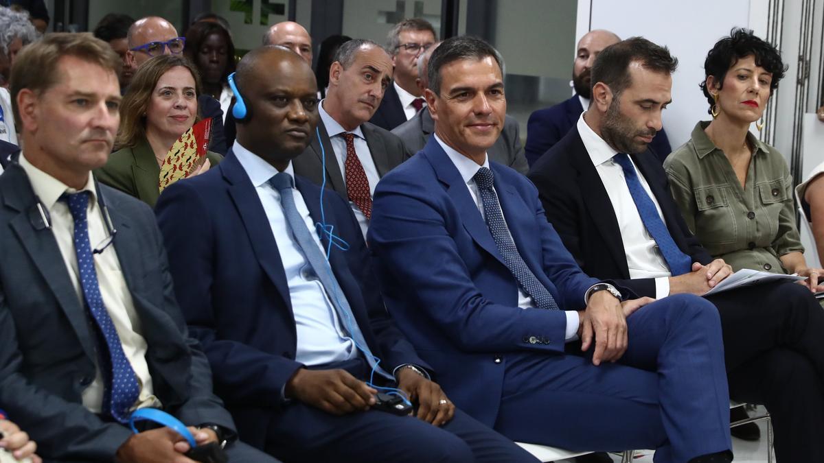 El presidente español, Pedro Sánchez, y su homólogo senegalés, Bassirou Diomaye Faye, ayer en Dakar