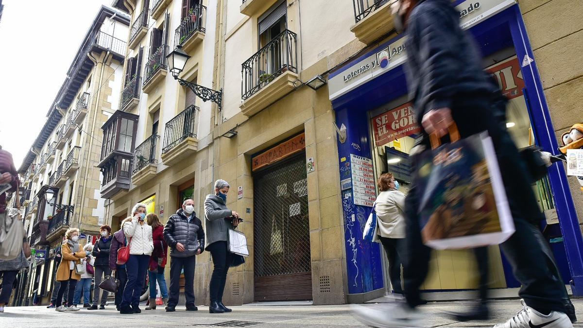 Colas para comprar lotería en Donostia