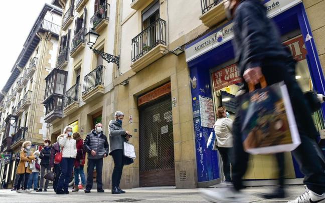 Colas para comprar lotería en Donostia