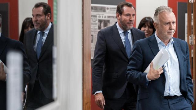 Los ministros Torres y Puente antes de la rueda de prensa tras el Consejo de Ministros
