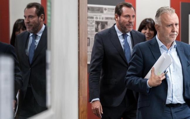 Los ministros Torres y Puente antes de la rueda de prensa tras el Consejo de Ministros