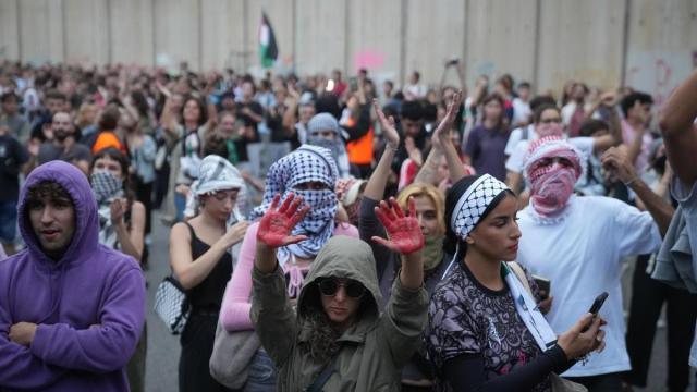 Cientos de personas durante una concentración en apoyo a la Global Sumud Flotill en Barcelona el pasado octubre.