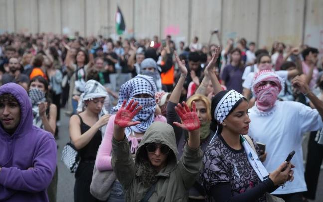 Cientos de personas durante una concentración en apoyo a la Global Sumud Flotill en Barcelona el pasado octubre.