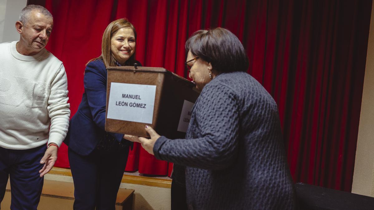Un instante del emotivo acto de entrega de los restos de Manuel López a su familia