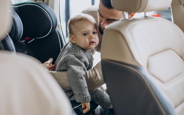 Un padre con su hijo en el coche. Un padre con su hijo en el coche.