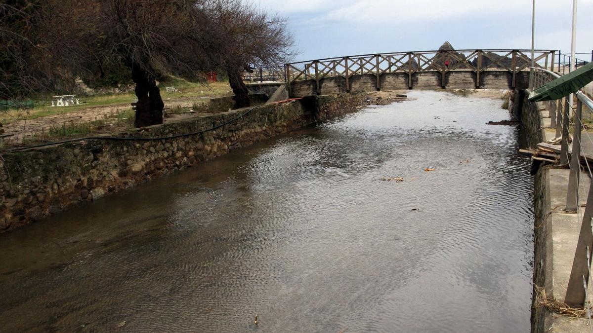 Vista de la regata de Mijoa a la altura de la desembocadura junto a la playa de Saturraran
