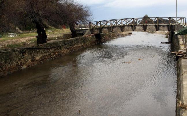 Vista de la regata de Mijoa a la altura de la desembocadura junto a la playa de Saturraran