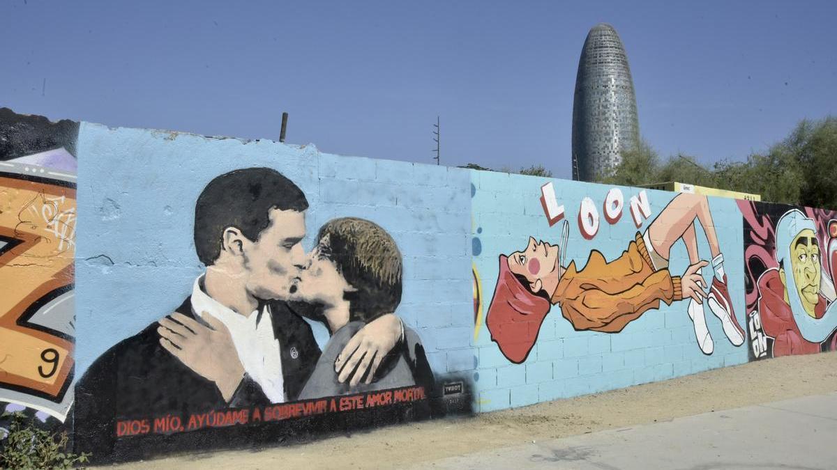 El artista Tvboy pinta el beso entre Sánchez y Puigdemont en el parque de Glòries de Barcelona.