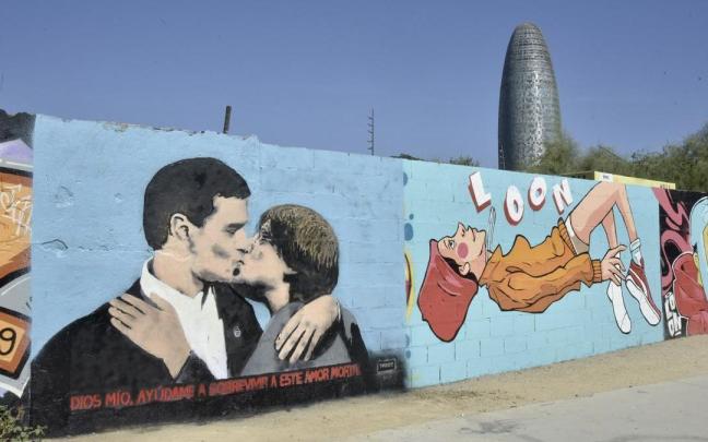 El artista Tvboy pinta el beso entre Sánchez y Puigdemont en el parque de Glòries de Barcelona. El artista Tvboy pinta el beso entre Sánchez y Puigdemont en el parque de Glòries de Barcelona.